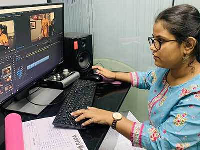 Film editing class with students working on professional software at MDFA